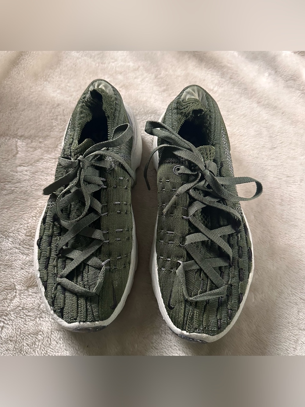 Nike Hippie Olive Woman’s US 6.5 Green Knit Lace-Up Sneakers
